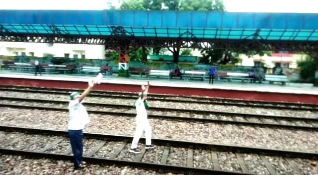 Agitating farmers stop trains at Modinagar railway station in UP - Vimarsana News