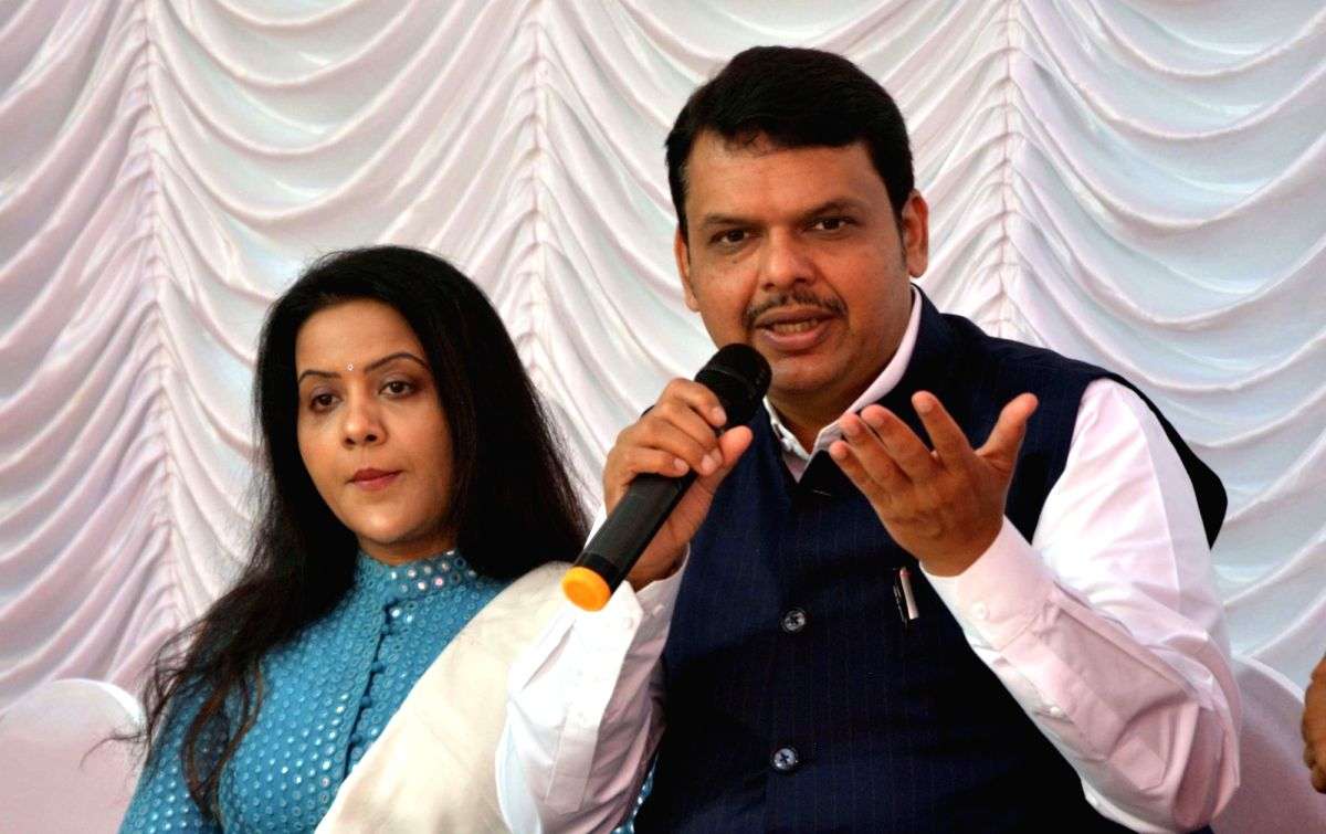 Mumbai cops detain 2 for trying to 'bribe & blackmail' Fadnavis' wife - Vimarsana News