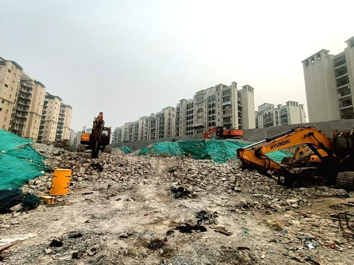 Demolition Derby: No peace for families living near shell of Noida twin towers - Vimarsana News