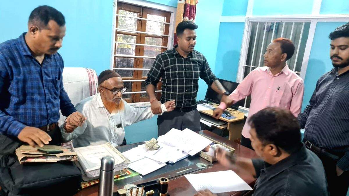 Two officials held in Assam for taking bribe - Vimarsana News