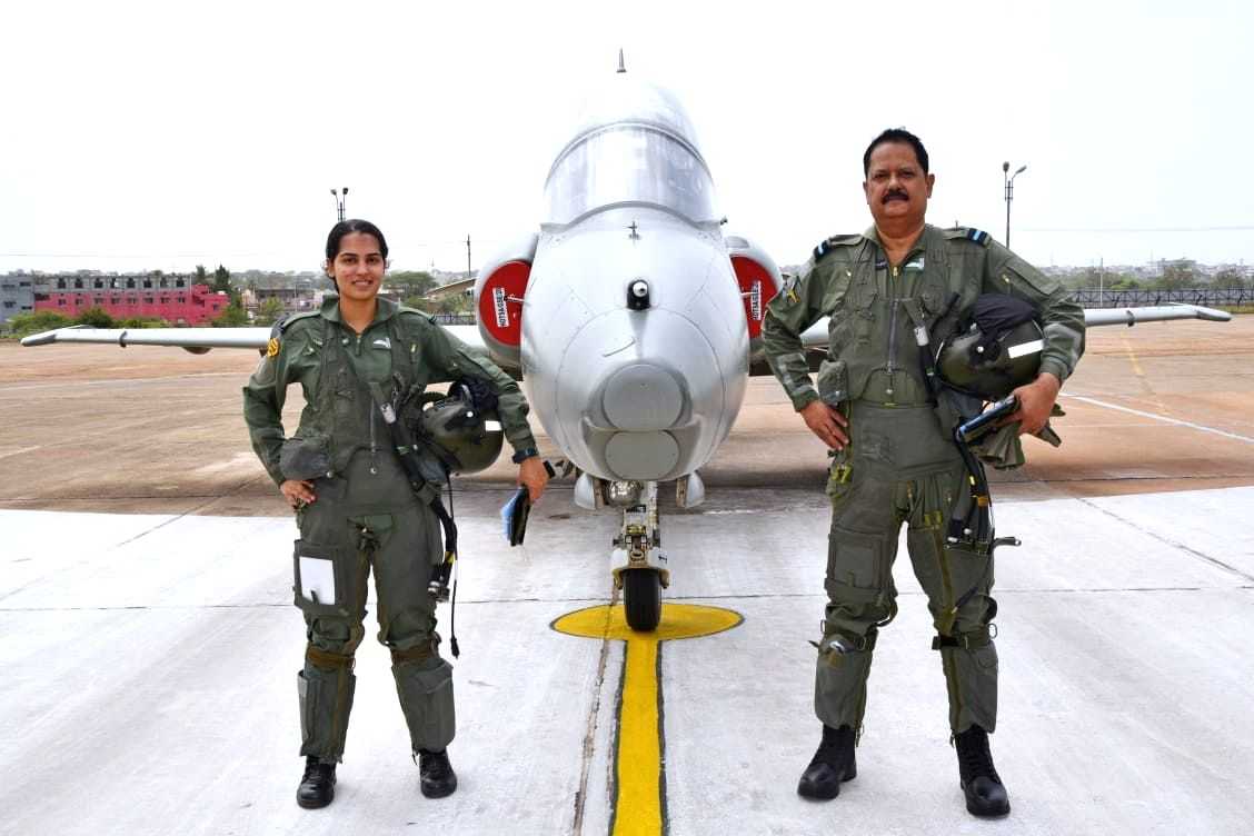 Father-daughter duo create history, fly Hawk-132 aircraft in same formation - Vimarsana News