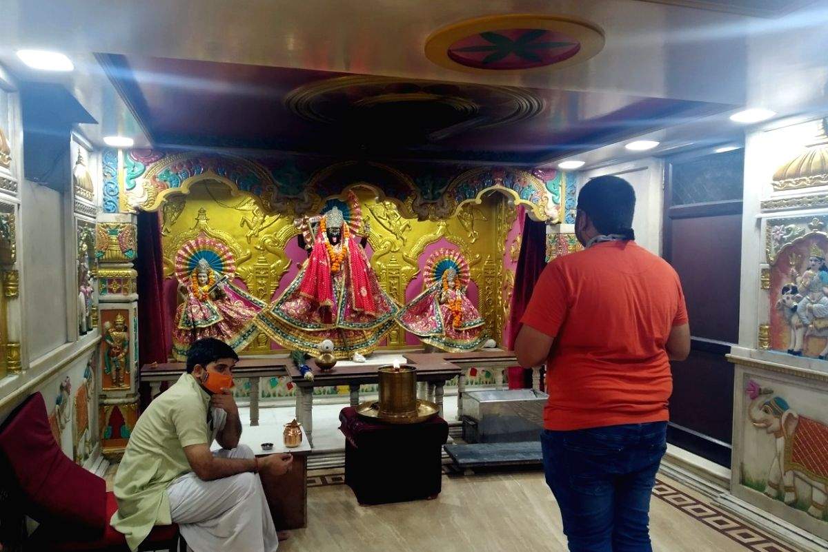 Few devotees at Jhandewalan temples on 1st day of reopening in Delhi - Vimarsana News