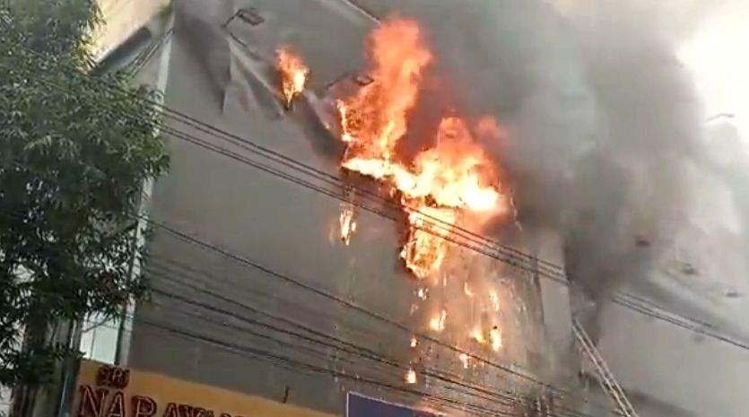 Fire breaks out in commercial complex in Hyderabad - Vimarsana News