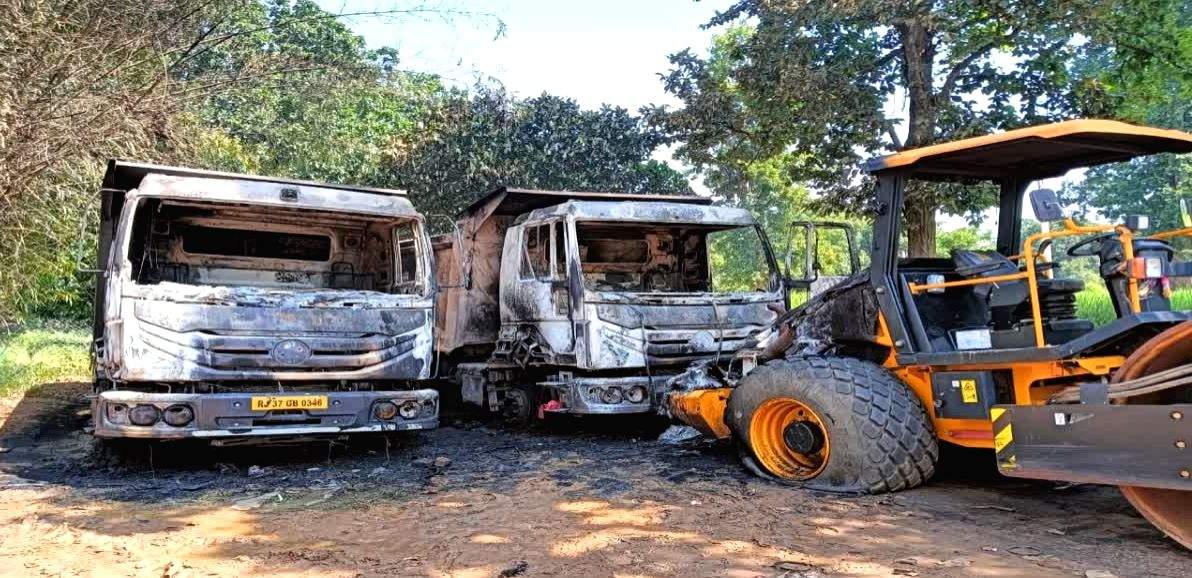 Maoists burn four vehicles at railway construction site in Jharkhand's Hazaribagh - Vimarsana News