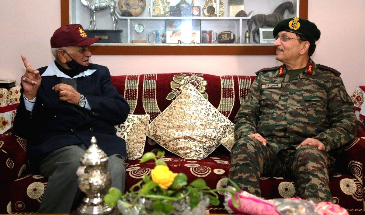 Northern Command chief pays visit to his first commanding officer and mentor - Vimarsana News