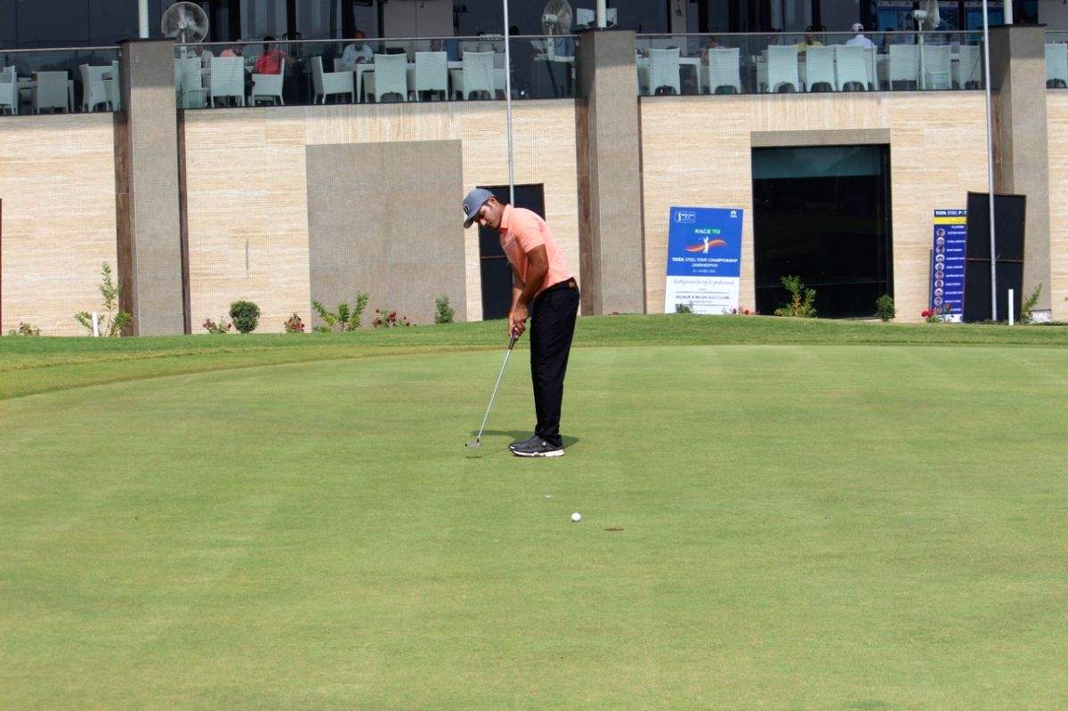 Golconda Masters: Manu Gandas leads round two with course record - Vimarsana News