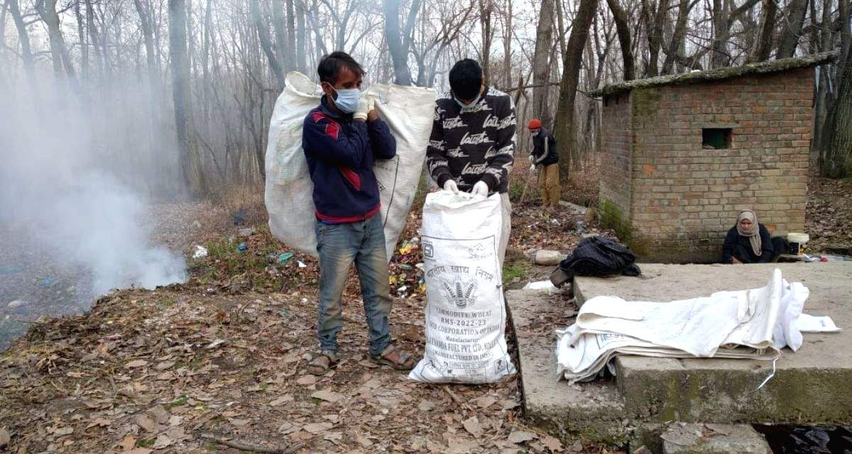 'Gold diggers' of Kashmir's Sadiwara have plastic in their hands - Vimarsana News
