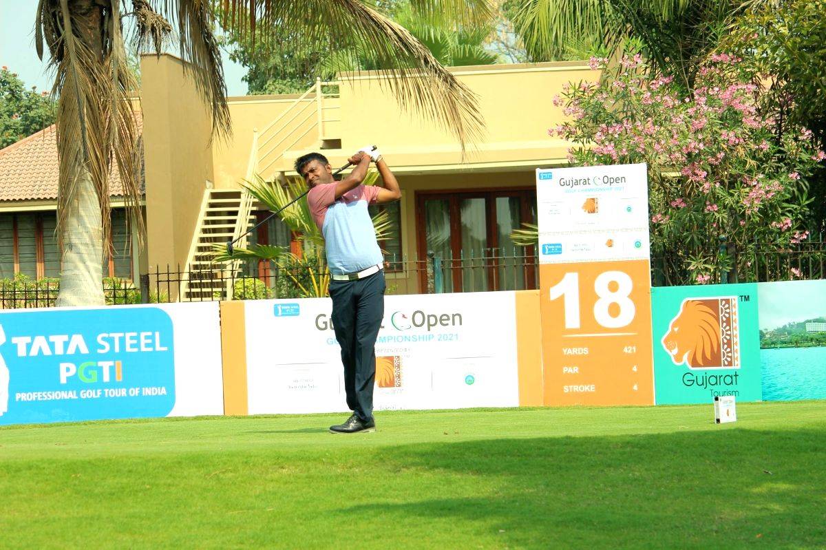 Vooty Masters golf: Chouhan matches course record of 63 to zoom to top at halfway stage - Vimarsana News