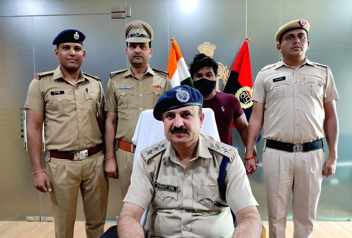 Gurugram: Man arrested for selling fake vehicle insurance policies - Vimarsana News