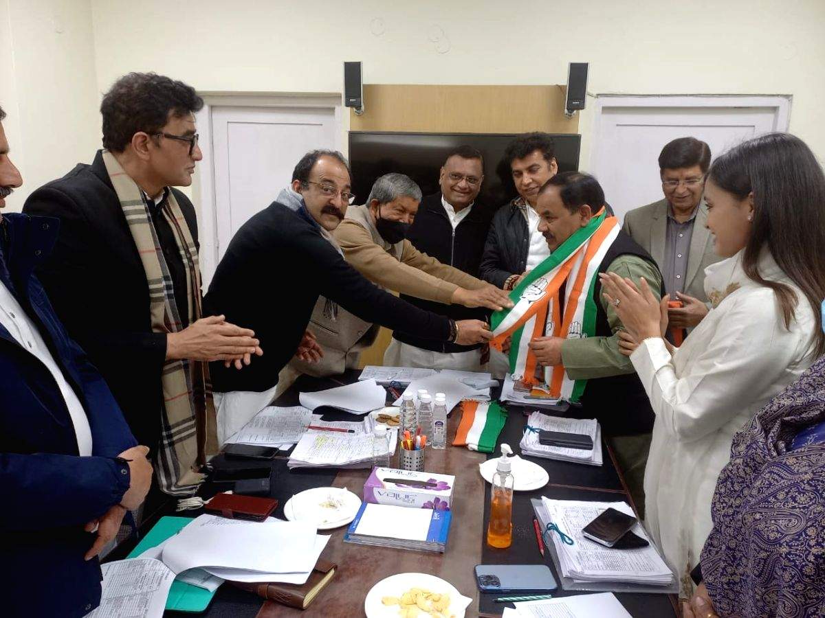 Expelled BJP leader Harak Singh Rawat joins Congress - Vimarsana News