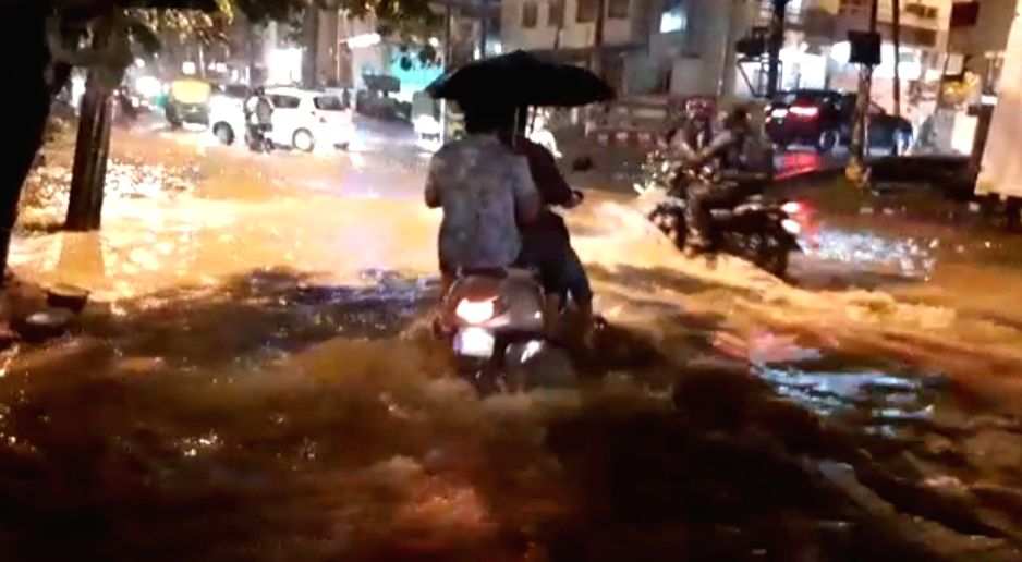 Two dead as heavy rainfall pounds Bengaluru (Ld) - Vimarsana News