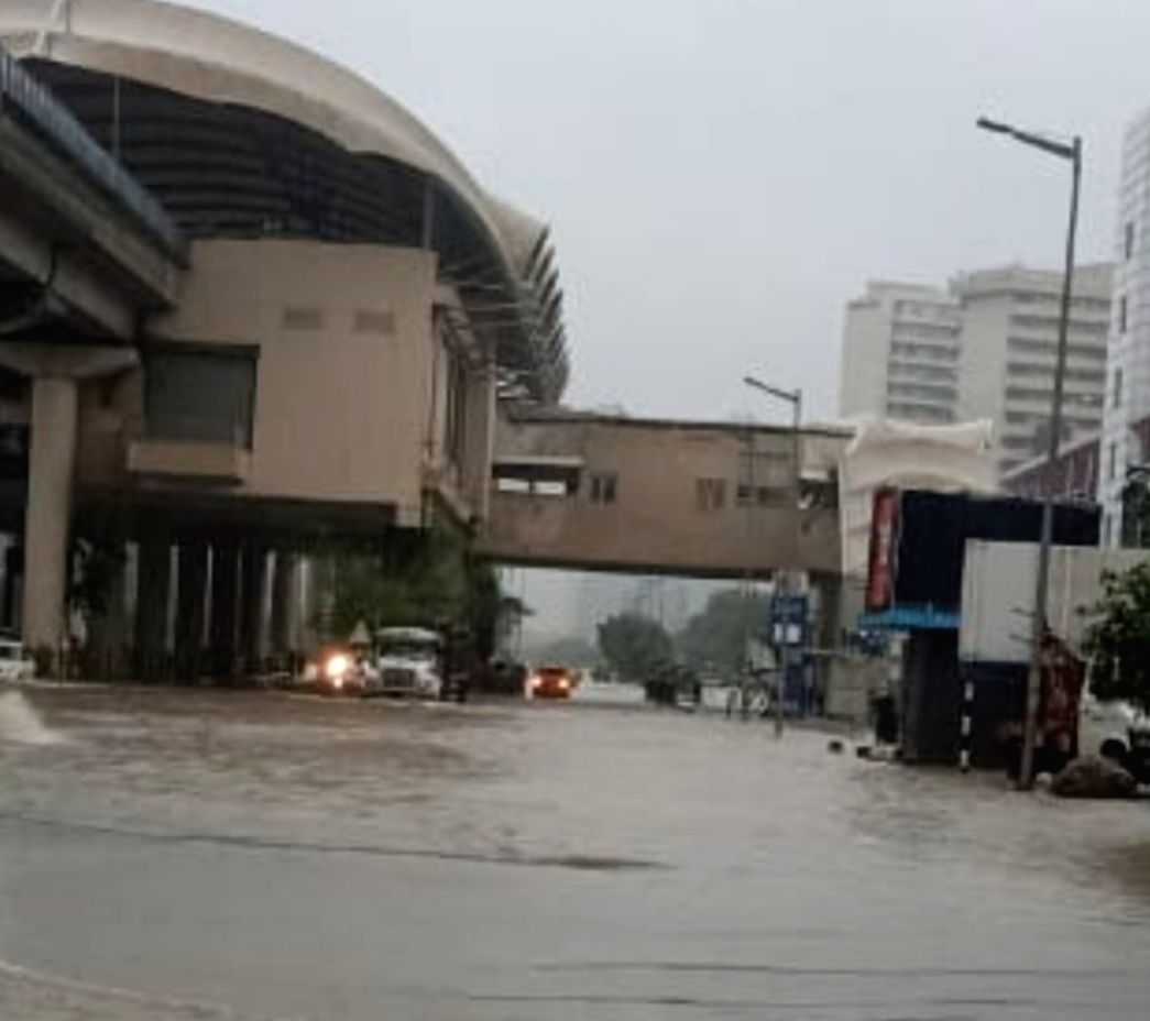 Heavy rain leads to waterlogging, traffic jams in Gurugram - Vimarsana News