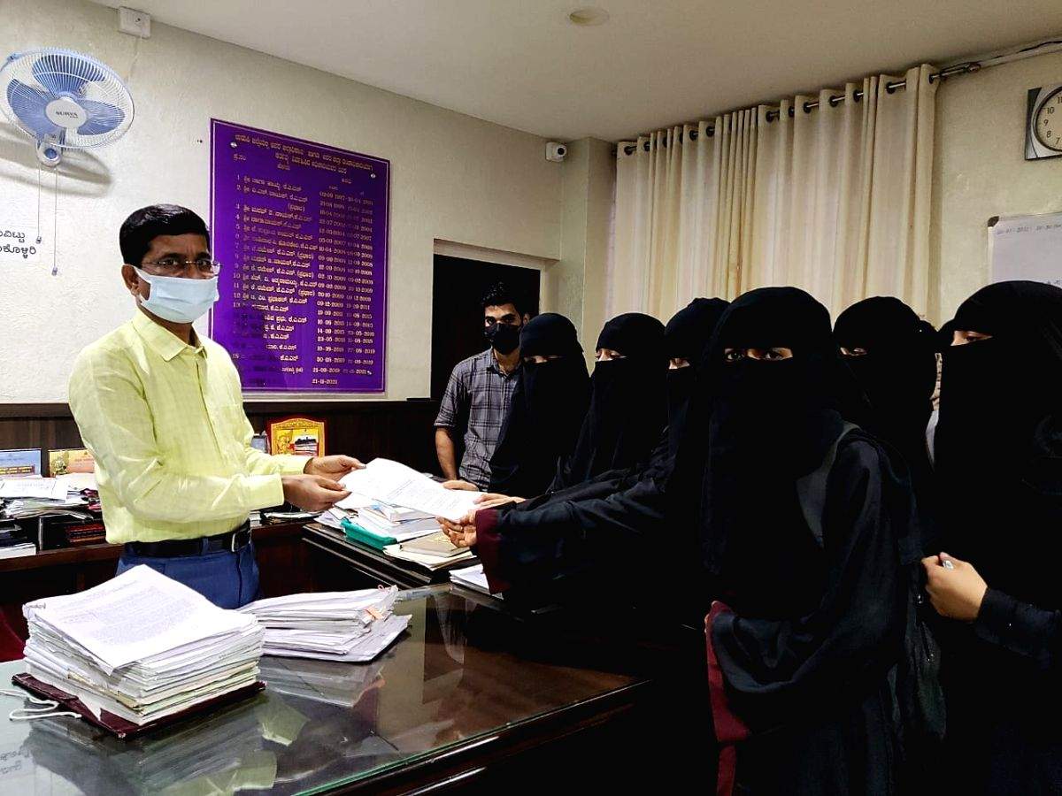 K'taka: BJP MLA asks students not to enter college campus in Hijab - Vimarsana News