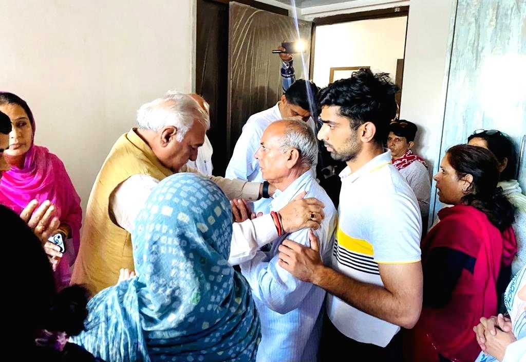 Hooda visits family of Anantnag martyr Major Dhonchak - Vimarsana News