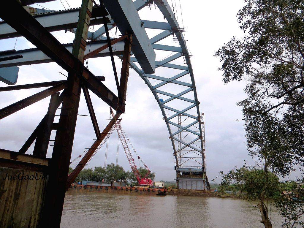 Hundreds of bras found scattered on Goa bridge - Vimarsana News