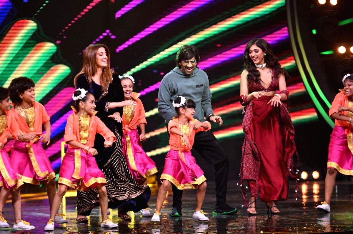 'IGT 10': Ravi Teja, Gayatri Bhardwaj, Nupur Sanon groove to 'Vaathi Coming' - Vimarsana News