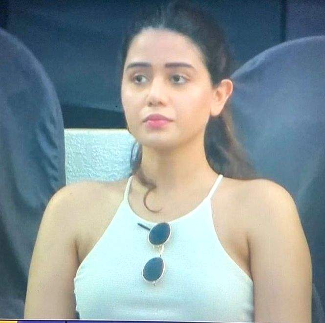 Images of mystery girl during KKR-DC match go viral - Vimarsana News