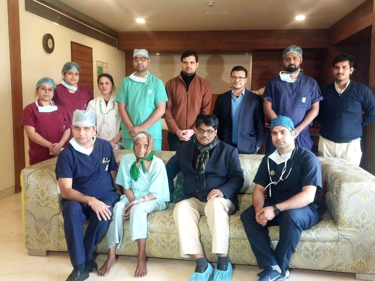 In over 15 mts, Delhi doctor conducts hip ball replacement surgery - Vimarsana News