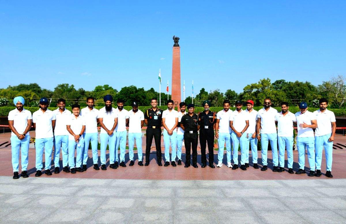 Indian men's hockey team post their victorious return from CWG 2022, visits National War Memorial - Vimarsana News