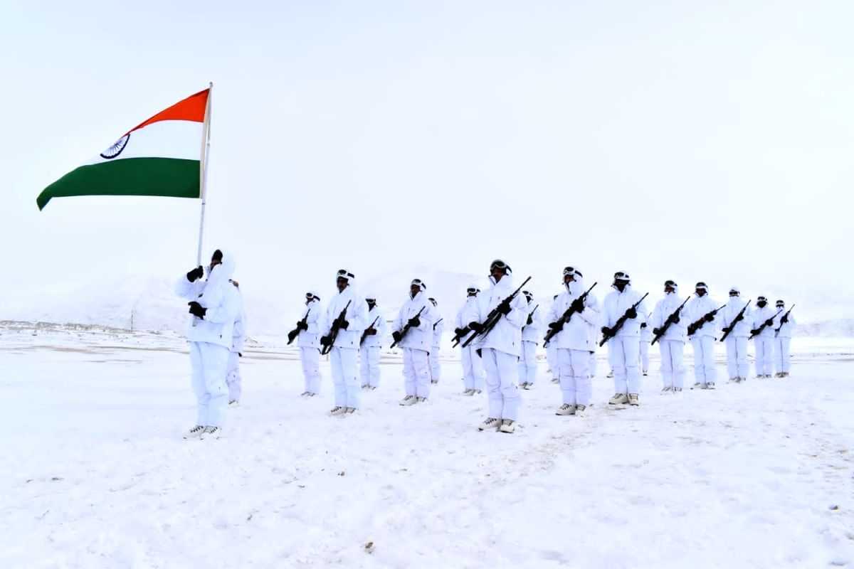 ITBP jawans unfurl Tricolour at icy height in Himalayas on R-Day - Vimarsana News