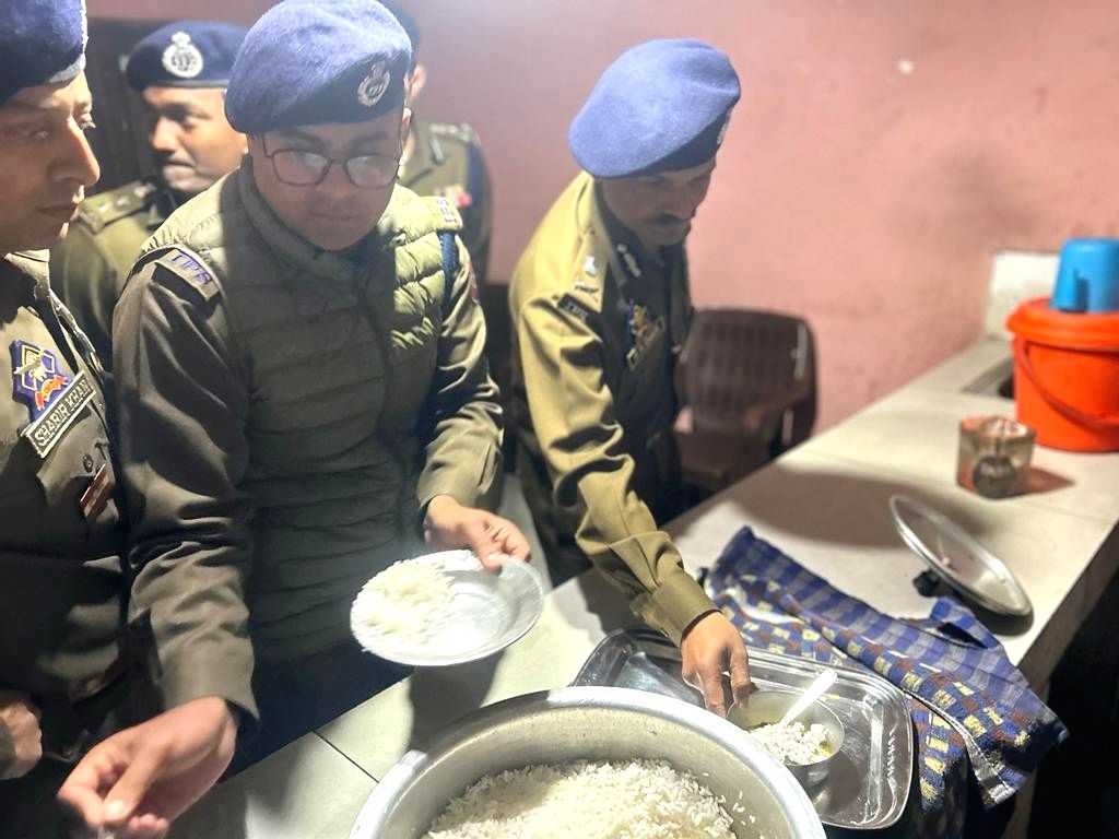 J&K DGP visits Kulgam, shares meal with police personnel - Vimarsana News