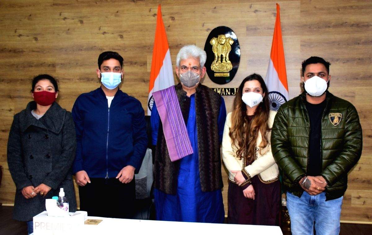 J&K L-G meets local artistes who featured in 'Pyaara Jammu Kashmir' song - Vimarsana News