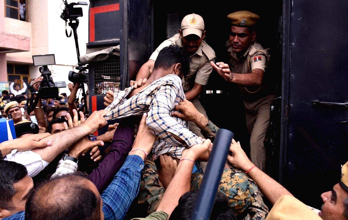 Angry mob attack Udaipur murder accused outside court; hurls slippers, bottles - Vimarsana News