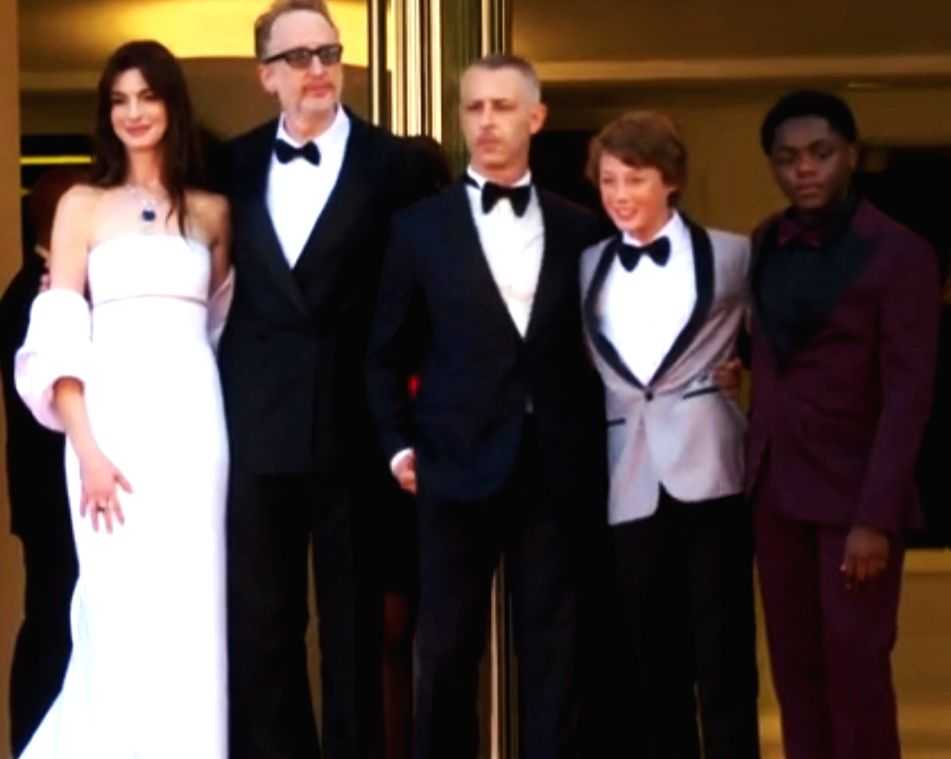 Anne Hathaway enjoys beautiful Cannes morning after 'Armageddon Time' rapturous premiere - Vimarsana News