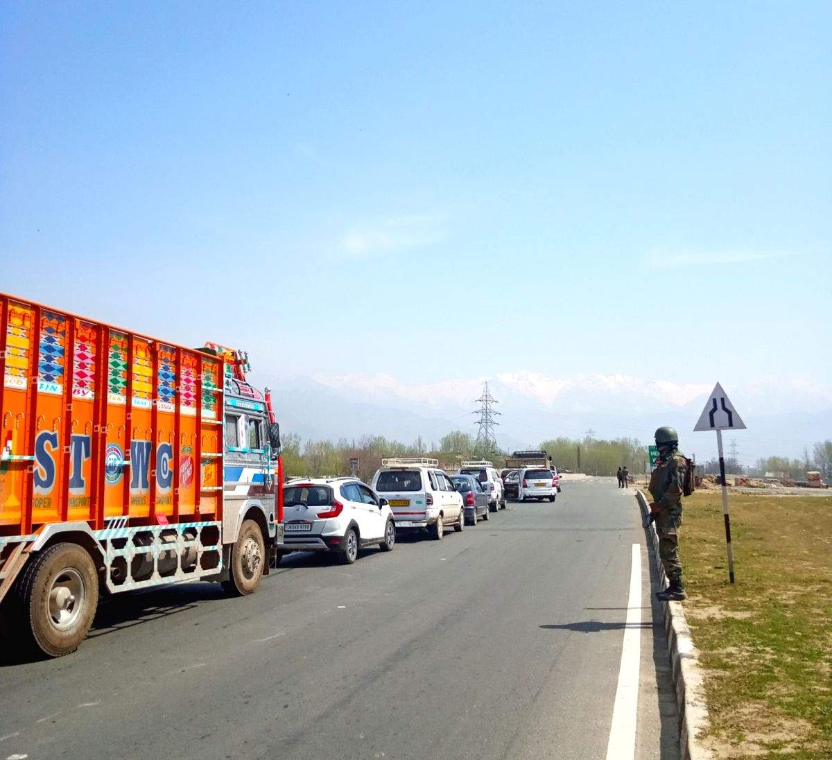 Two-way traffic restored on Jammu-Srinagar highway for LMVs - Vimarsana News