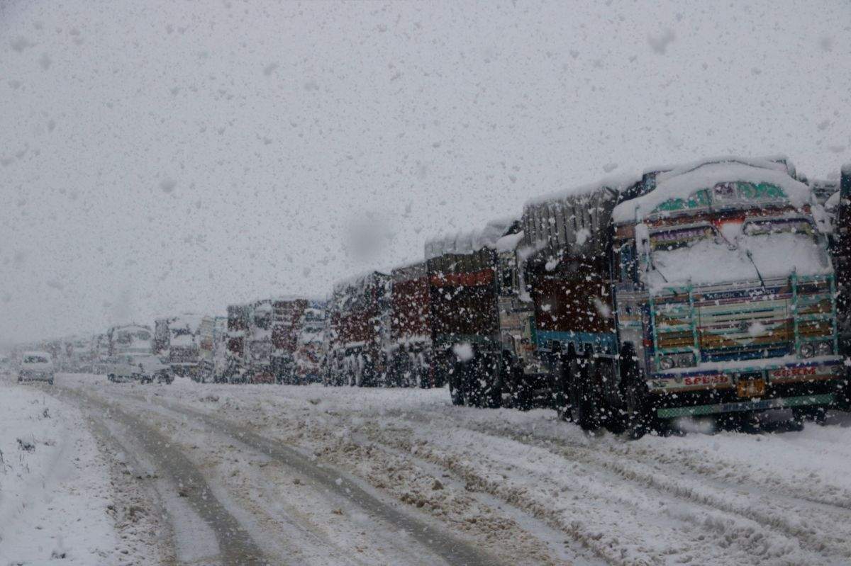 Snowfall, bad weather lead to traffic curbs in Tawang Monastery-bound highways - Vimarsana News