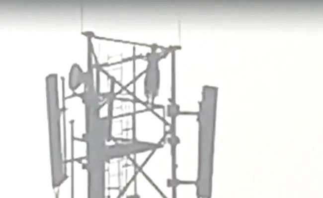 Jilted UP woman re-enacts 'Sholay' on mobile tower - Vimarsana News