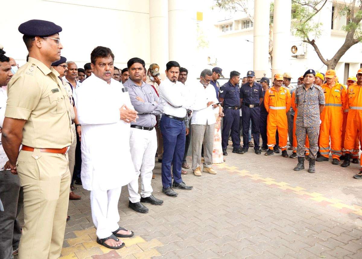 Karnataka warehouse accident: 7 workers from Bihar dead, Rs 7 lakh compensation each for kin announced - Vimarsana News