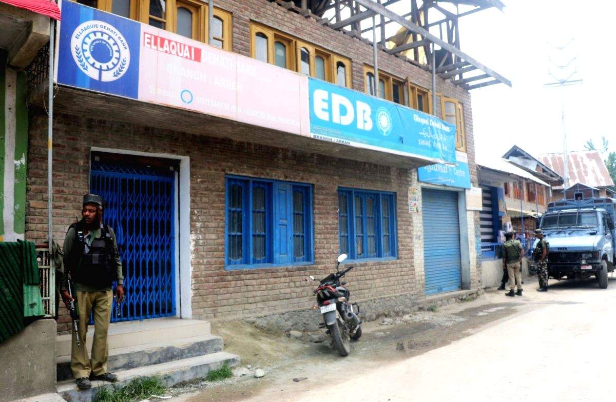 Bank manager in J&K's Pulwama runs off with Rs 33 lakh - Vimarsana News