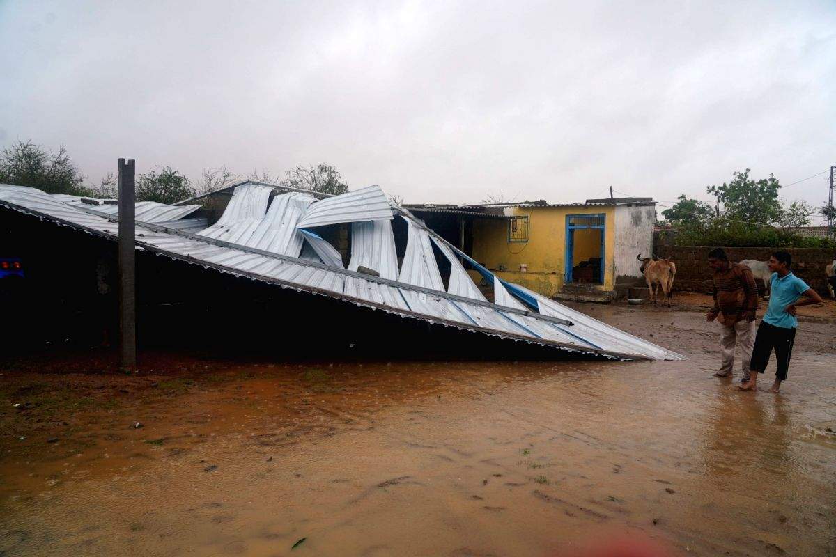 Deadly winds rock Surat; 1 killed, 1 injured - Vimarsana News