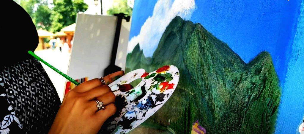Live painting/sketch drawing are second nature to Fazeela Jan - Vimarsana News