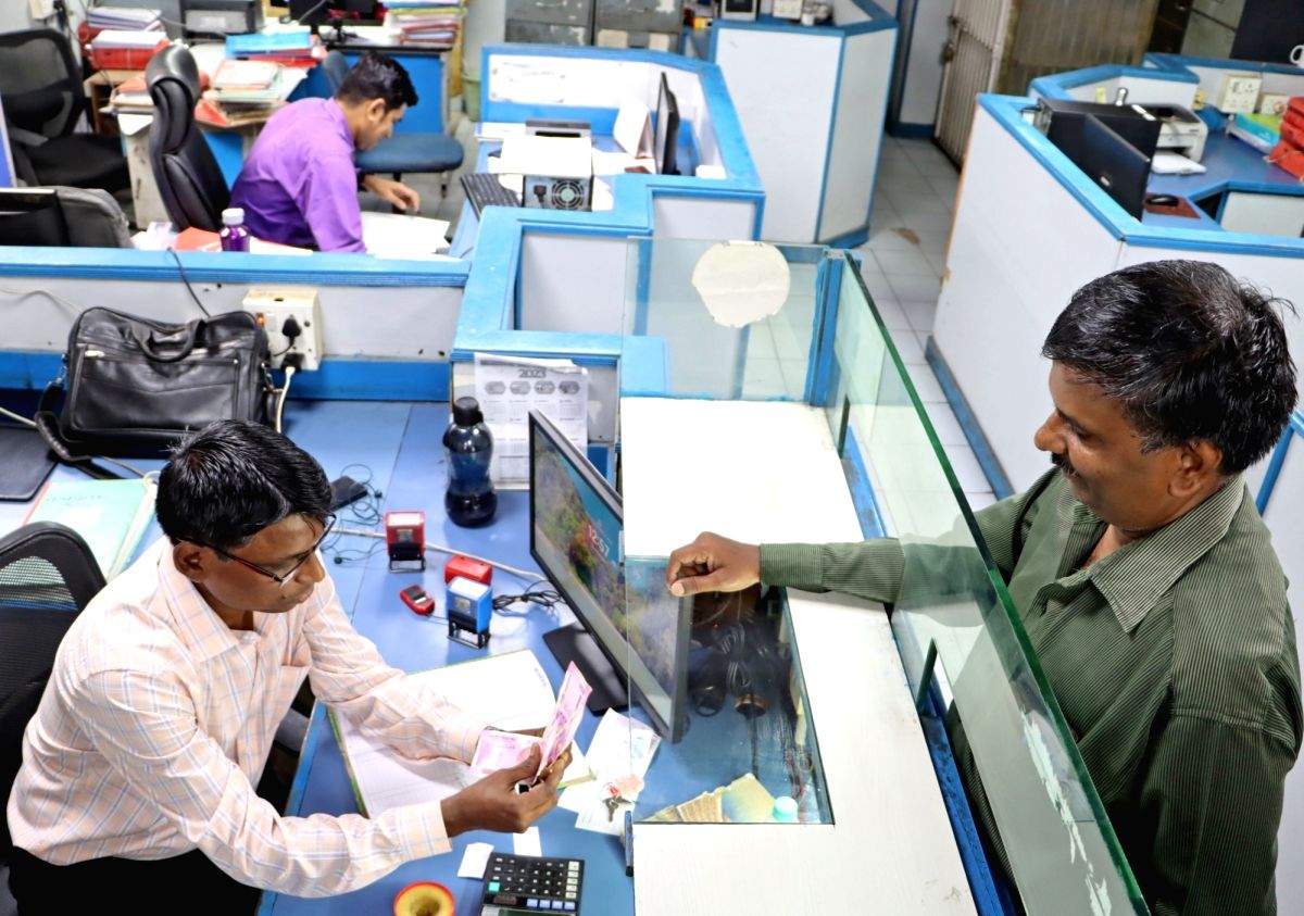 Long queues, confusion in banks across Delhi as exchange of Rs 2,000 notes begins - Vimarsana News