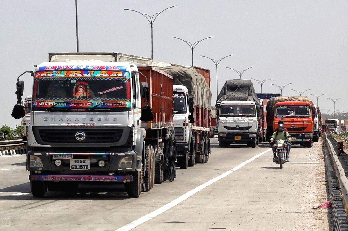 60K trucks carrying non-essentials inspected, 31 impounded: Delhi govt - Vimarsana News