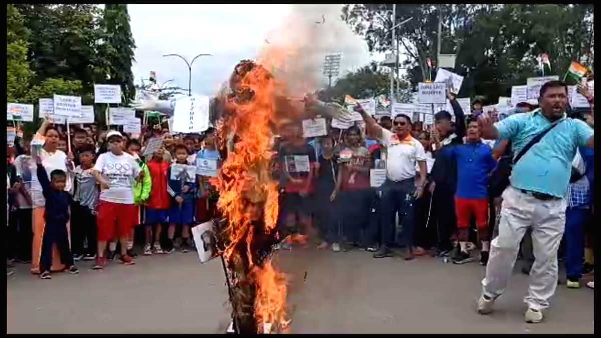 Manipuri activists burn effigies of Mizoram Chief Minister in Imphal - Vimarsana News