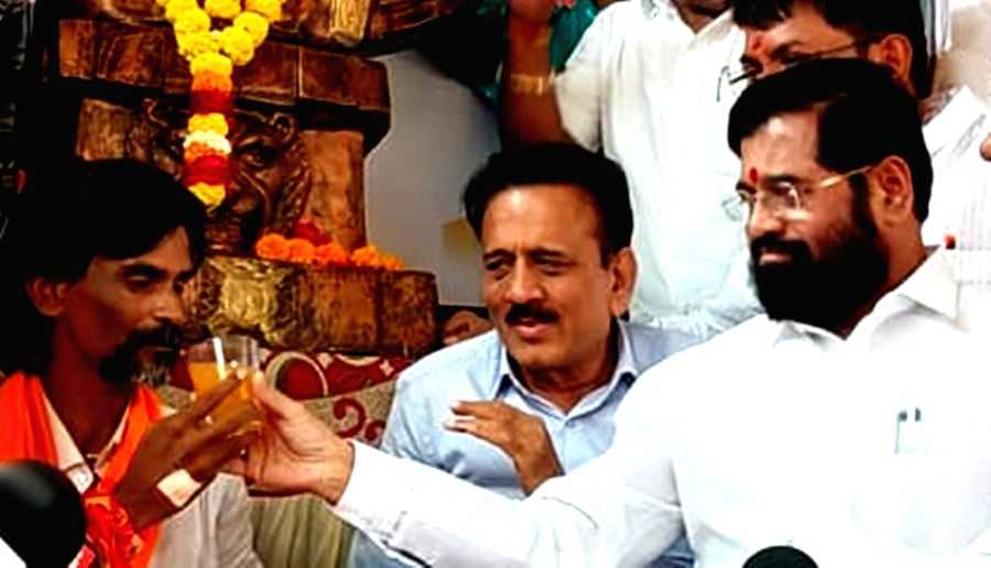 Maratha leader breaks 17-day fast, with a glass of juice from CM - Vimarsana News