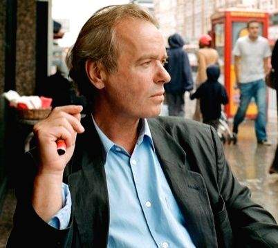 Martin Amis, era-defining author of 'Money' and 'London Fields', dies at 73 - Vimarsana News