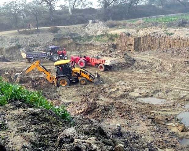 Revenue inspectors attacked by mining mafia in UP - Vimarsana News