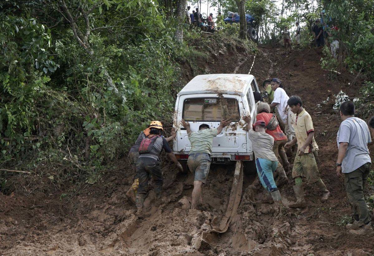 At least 17 killed, 41 missing due to landslides in Indonesia - Vimarsana News