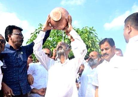 MLAs poaching case: Telangana BJP chief swears to no involvement at Yadadri temple - Vimarsana News