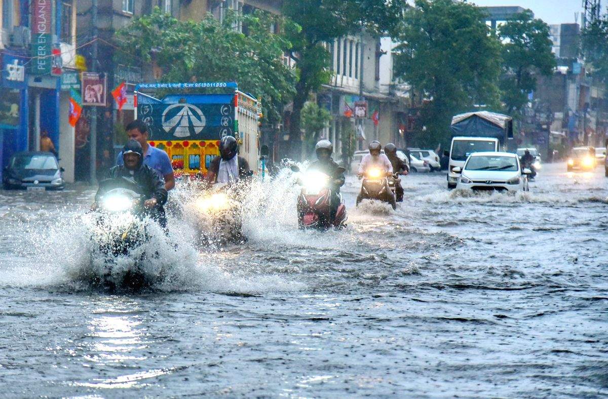 Heavy rains lash Jaipur leaving roads flooded - Vimarsana News