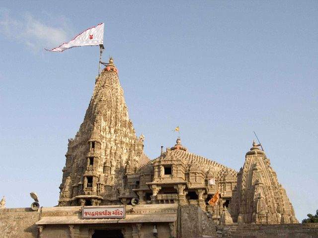 Mukesh Ambani, son seek blessings at Gujarat's Dwarkadhish temple - Vimarsana News