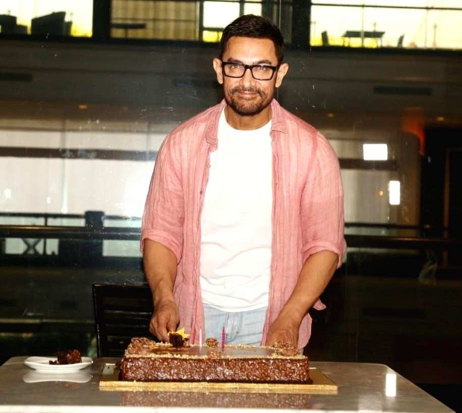 Aamir Khan celebrates birthday with paparazzi, cuts cake - Vimarsana News
