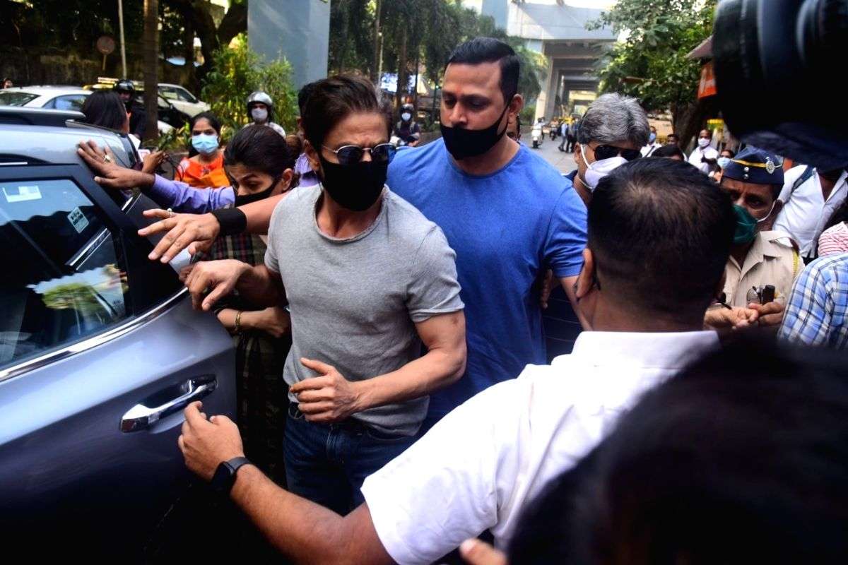 Cruiser raid: Witness claims bribe sought from SRK, NCB takes cognisance - Vimarsana News