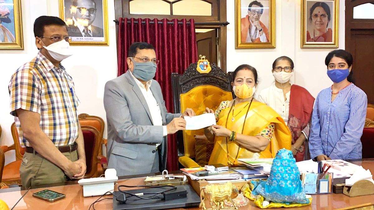 On 60th b'day, visionary Mumbai Mayor Kishori Pednekar gifts 'eyesight' - Vimarsana News