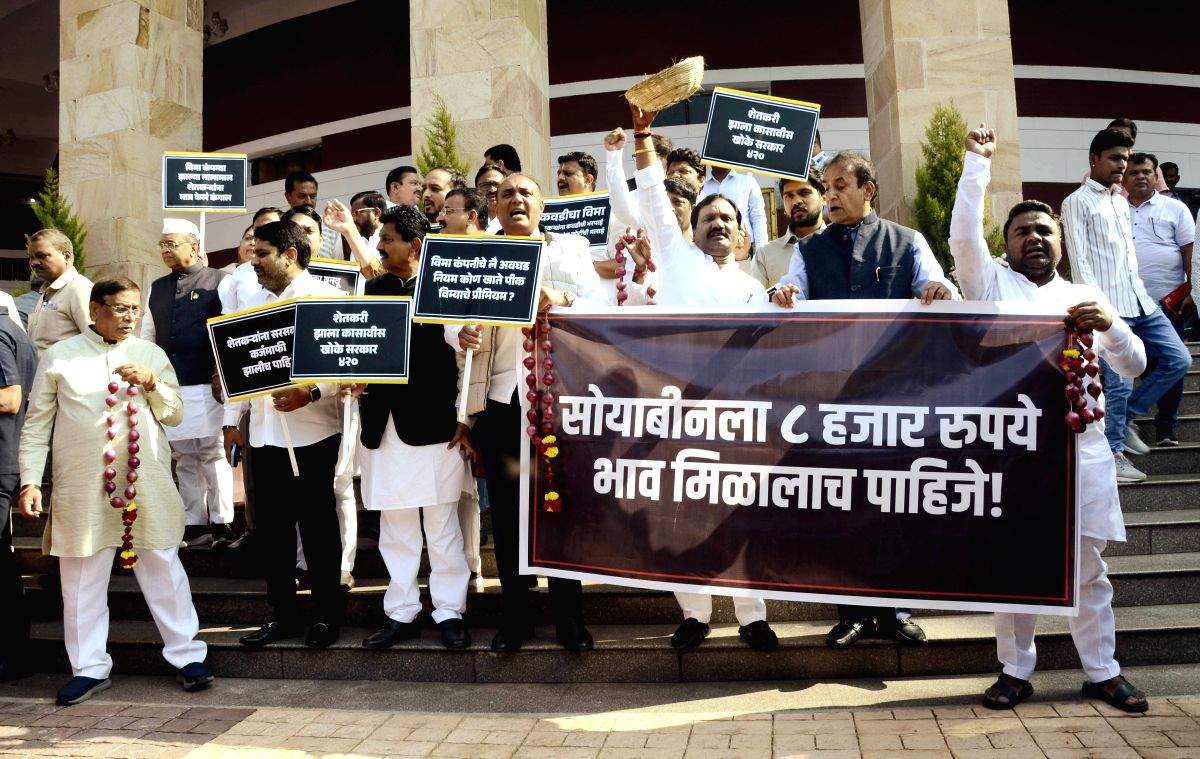MVA protests onion export ban outside Legislature in Nagpur - Vimarsana News
