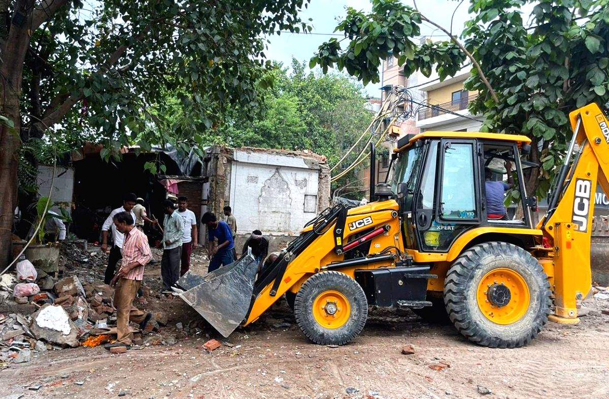 10 cops injured in stone pelting during anti-encroachment drive in Agra - Vimarsana News